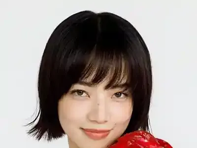小松菜奈が魅せる輝き！最新映画からシャネルまで徹底解剖💎