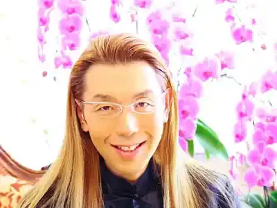 假屋崎省吾の現在とは？1000坪豪邸と多彩な才能の秘密🌸🎹